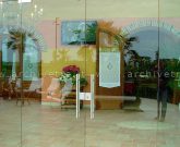 Facciata con pinne in vetro strutturale