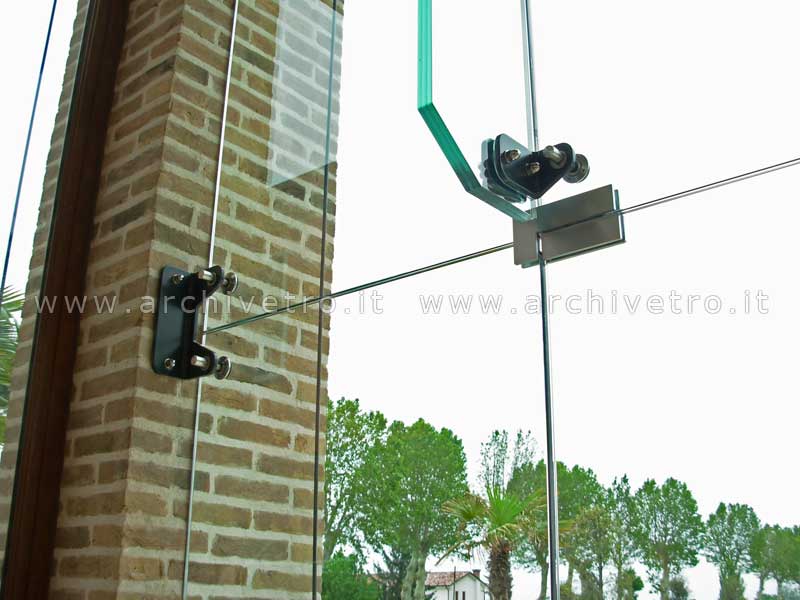 Vetro strutturale: Facciata continua con pinne di vetro