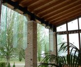 Facciata con pinne in vetro strutturale