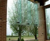 Facciata con pinne in vetro strutturale