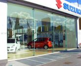 Facciata con travi in vetro strutturale
