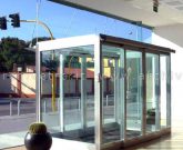 Facciata con travi in vetro strutturale