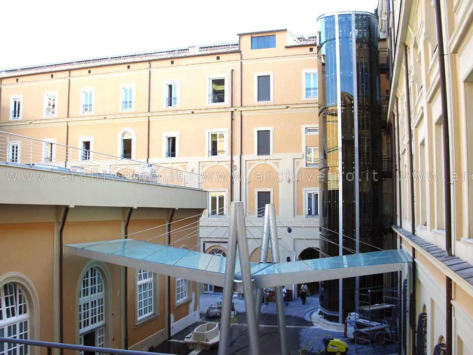 Facciata fissaggio puntuale e copertura