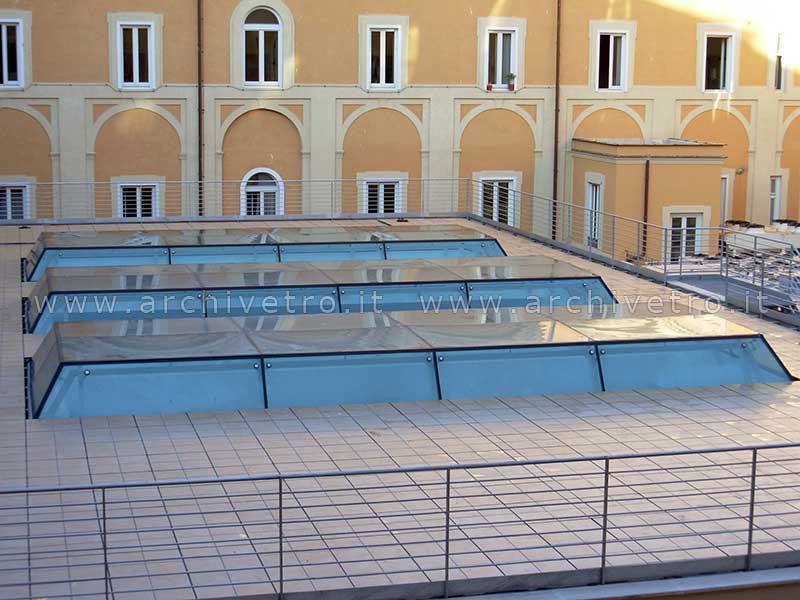 Grandi lucernari in vetro fissaggio puntuale