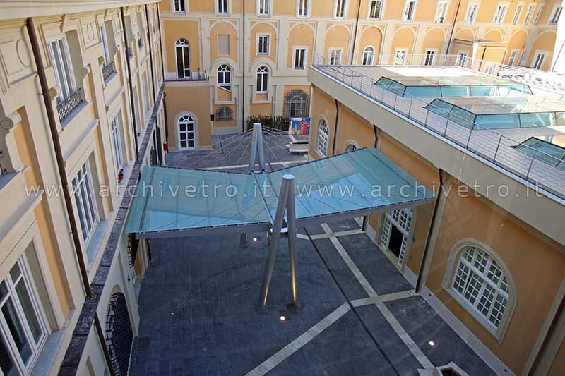 Doppia pensilina in vetro con tiranti