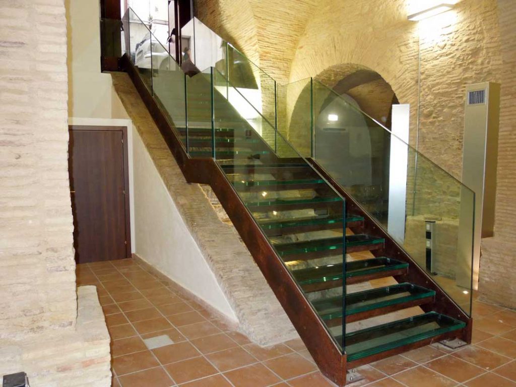 scale moderne in vetro e acciaio corten