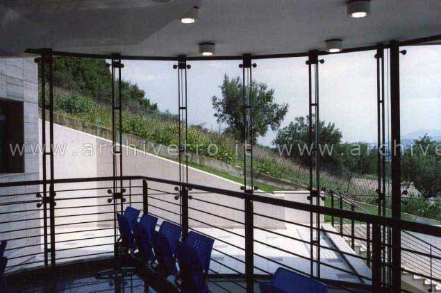 Facciata spiderglass con struttura a travi composte