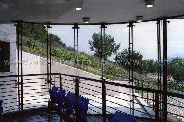 Facciata spiderglass con struttura a travi composte