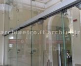 Vetro strutturale in facciata con travi di vetro