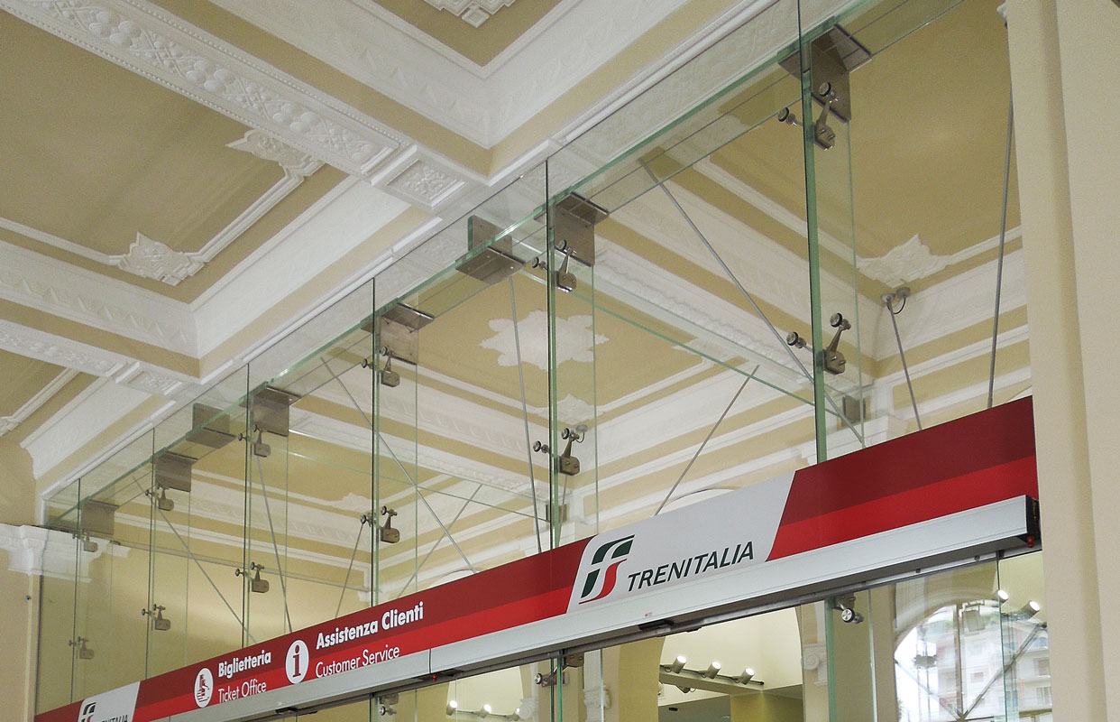 Vetro strutturale in facciata con travi di vetro