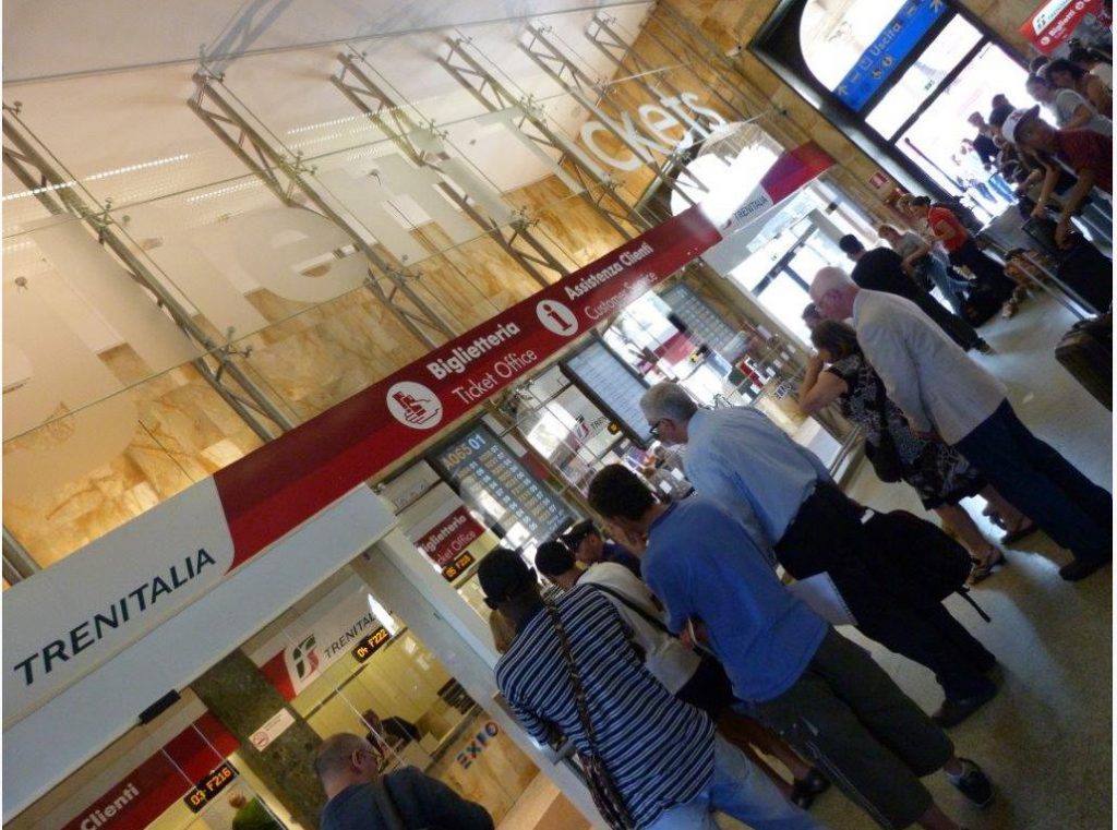 facciata in vetro a fissaggio puntuale con travi reticolari
