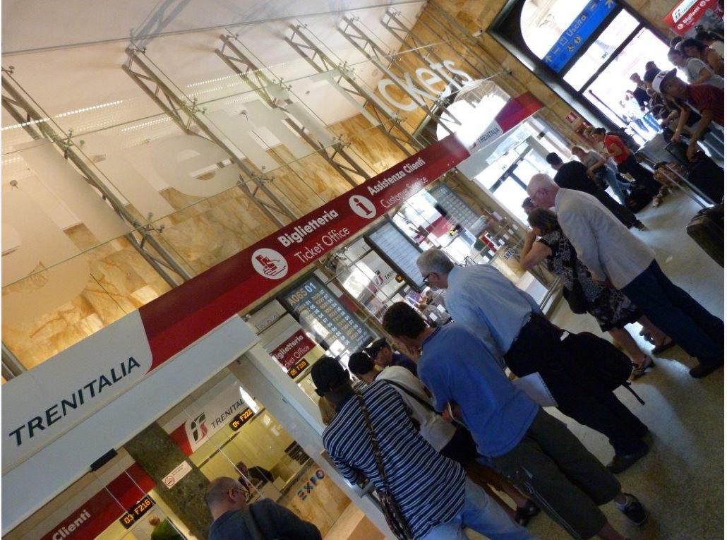 Facciata in vetro a fissaggio puntuale con travi reticolari